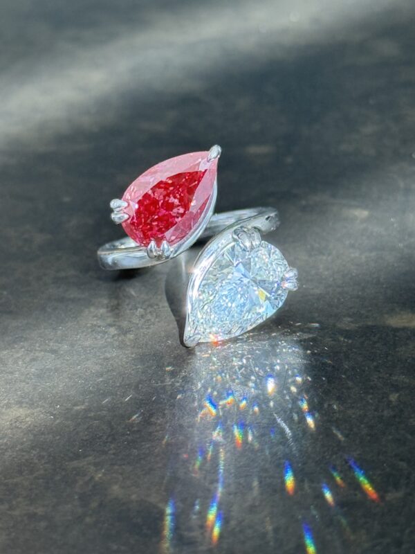 8.01 CTW Fancy Vivid Pink and White Diamond Ring (Color Changing) - Image 2