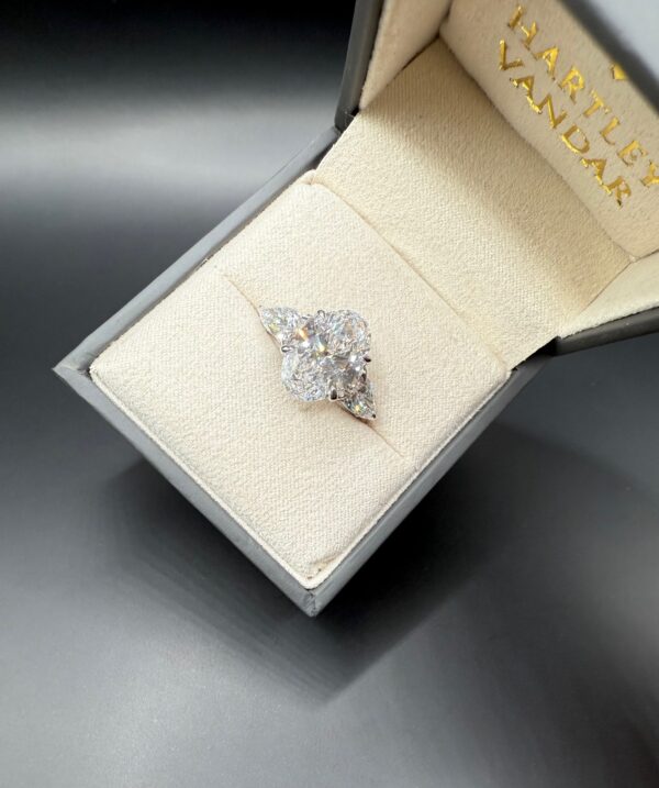 5.19 carat Oval Diamond Trilogy Ring - Image 2